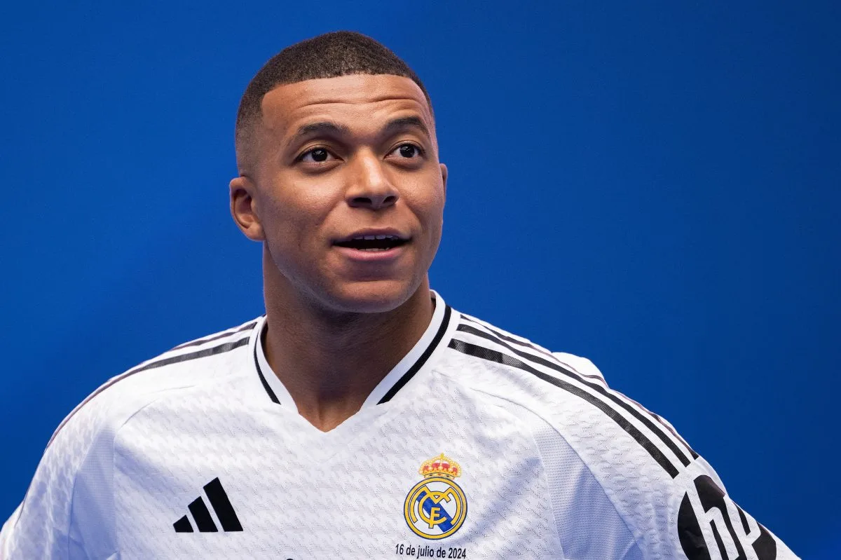 Kylian Mbappé reçoit le prix du footballeur français de la saison