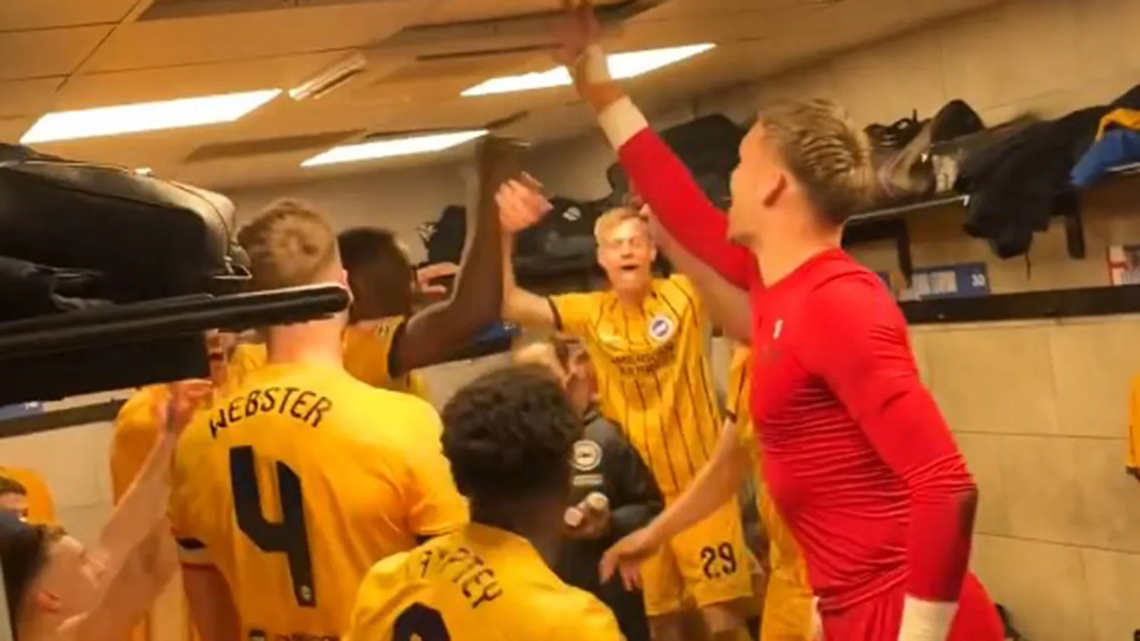 Les fans ne peuvent pas croire que State of Premier League Away Dressing Room qui est «  Pire que Sunday League  »