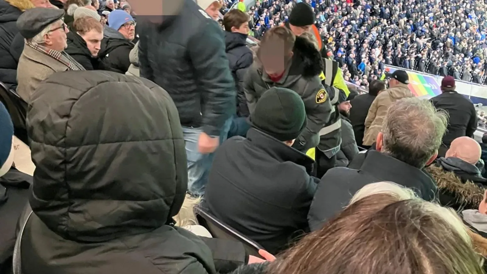 Les supporters de Chelsea escortés hors du stade Tottenham Hotspur après avoir célébré le but de Jadon Sancho
