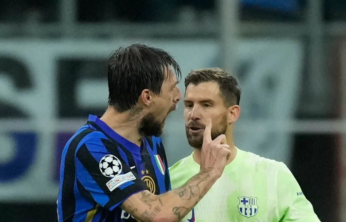 Inigo Martinez de Barcelone réagit à un incident de crachat avec Francesco Acerbi