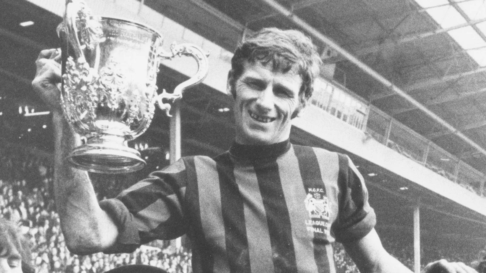 Tony Book est mort à 90 ans : l’ancien capitaine et manager légendaire de Man City décède alors que le club rend des hommages émotionnels