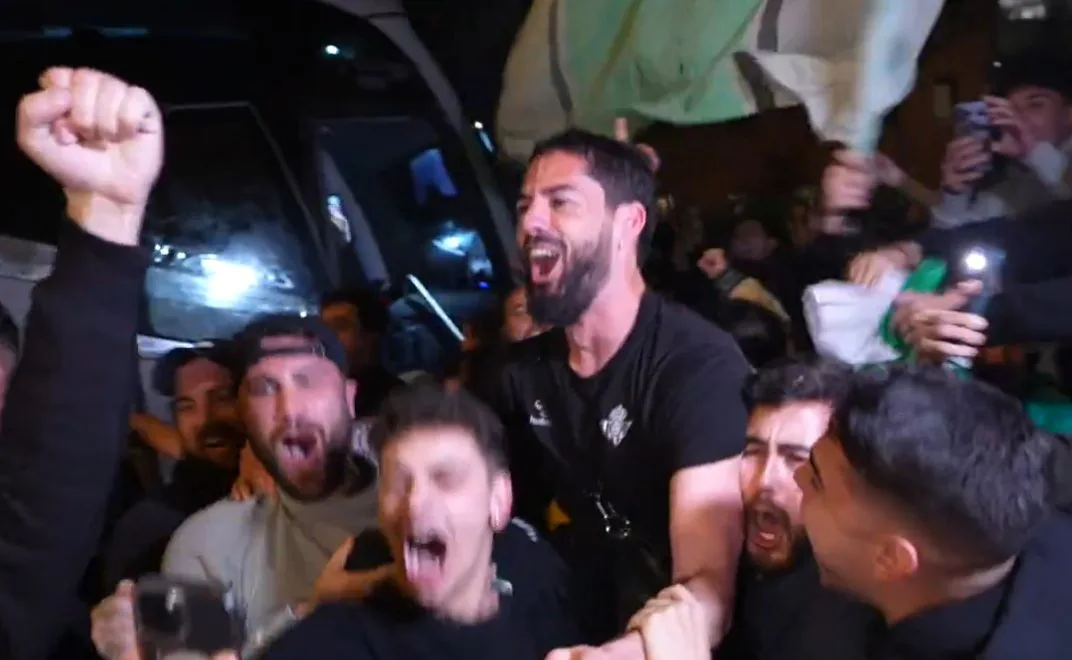 Meilleure amosphère en Europe? Le vrai héros Betis transporté du bus par les fans