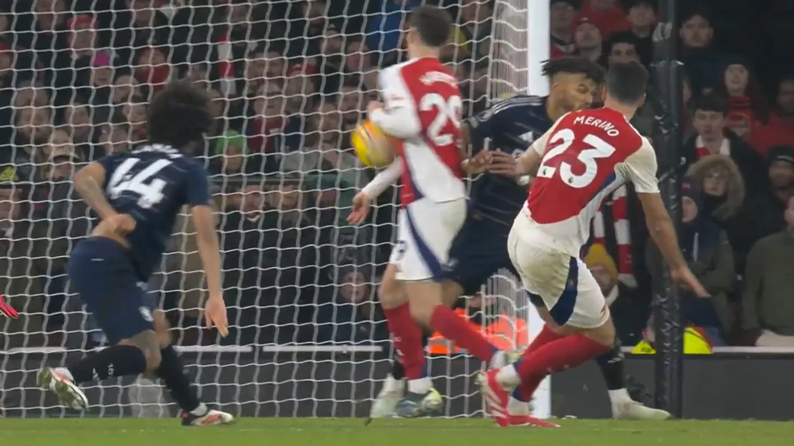 « Cela nécessite sérieusement une enquête » – Les fans d’Arsenal perdent la tête à cause du tweet de la Premier League sur le but refusé