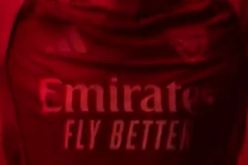 Arsenal Révèle un nouveau kit domestique pour la saison 2025/26 avec un changement majeur au badge et au prix de l’atteinte des yeux