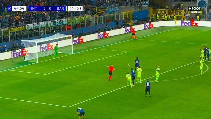 La pénalité controversée donne une avance inter 2-0 contre Barcelone