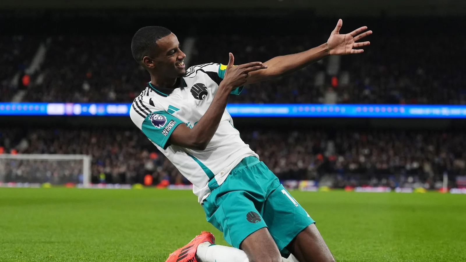 Ipswich 0 Newcastle 4 : Alexander Isak réalise un superbe triplé alors que Toon partout sur Tractor Boys dès le premier coup de sifflet