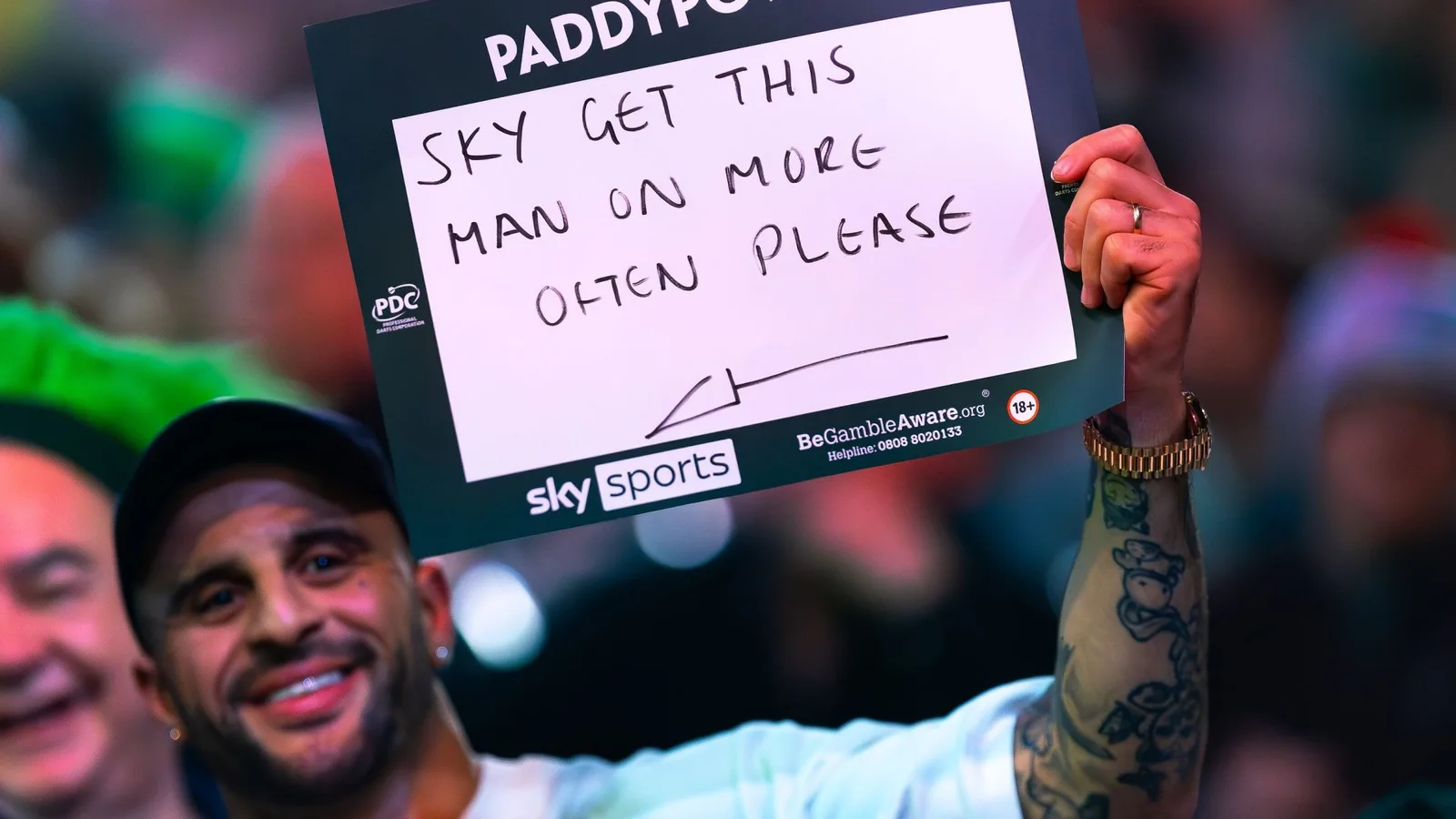 Kyle Walker dit à Sky Sports de « faire venir cet homme plus souvent » alors qu’il est assis à côté d’une ancienne star de Prem au Championnat du monde de fléchettes