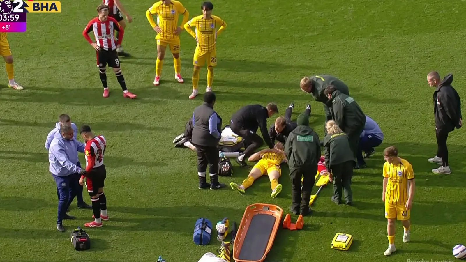 La star de Brighton, Jan Paul Van Hecke, a été emportée sur la civière après un choc des têtes à Brentford Clash