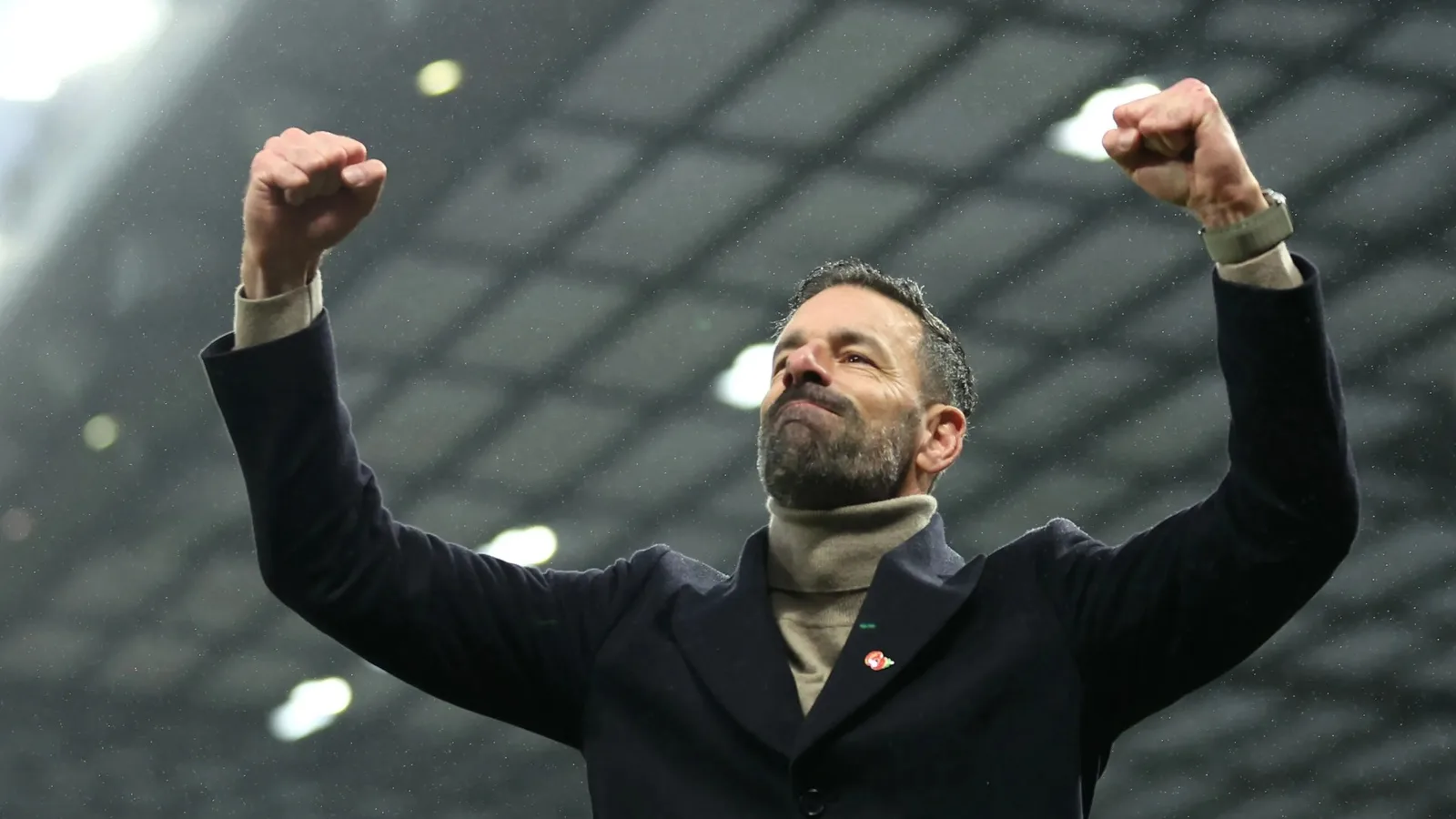 L’émotionnel Ruud van Nistelrooy reçoit une incroyable ovation à Old Trafford, l’intérim de Man Utd n’étant toujours pas clair sur son avenir