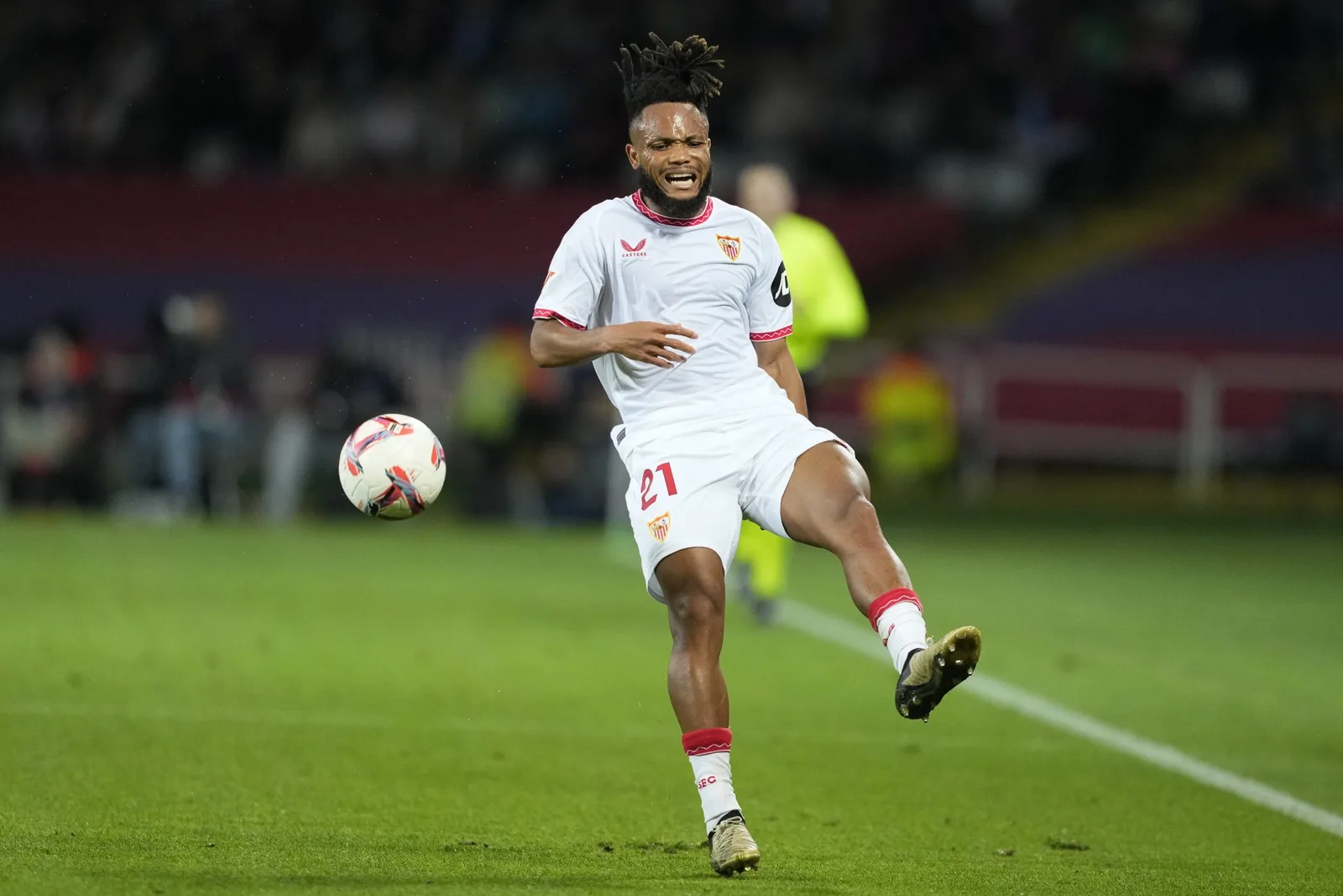 L’attaquant nigérian voit le délai de blessure raccourci alors que Séville choisit de ne pas être opéré