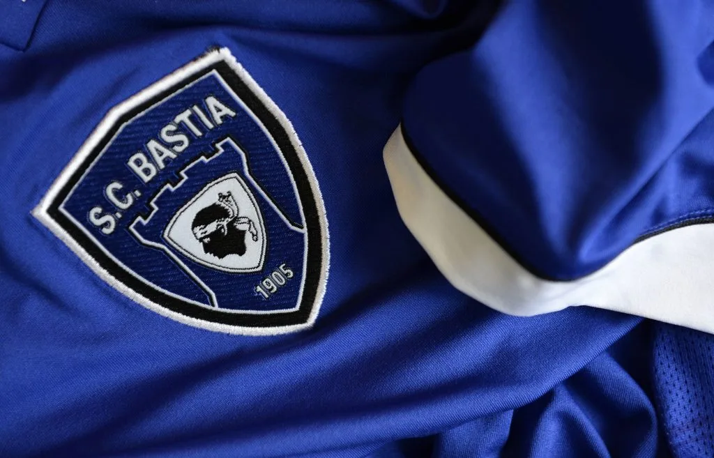 L’entraîneur-chef de Bastia, Benoît Tavenot, risque une interdiction de six mois pour avoir traîné le joueur Pau au sol