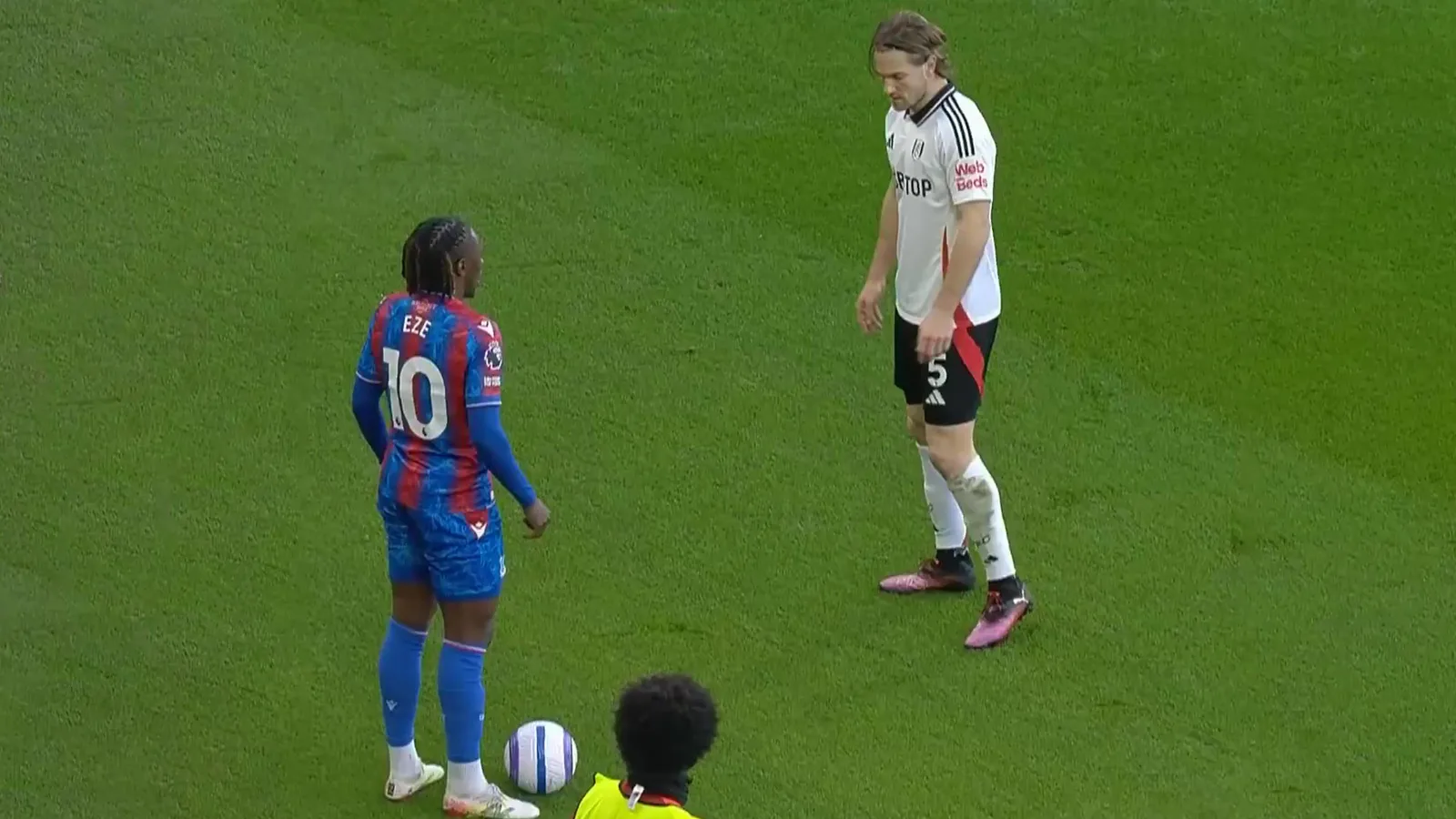 Bizarre Moment Premier League Game arrive à l’arrêt alors que les joueurs se tiennent et se regardent pendant 10 secondes