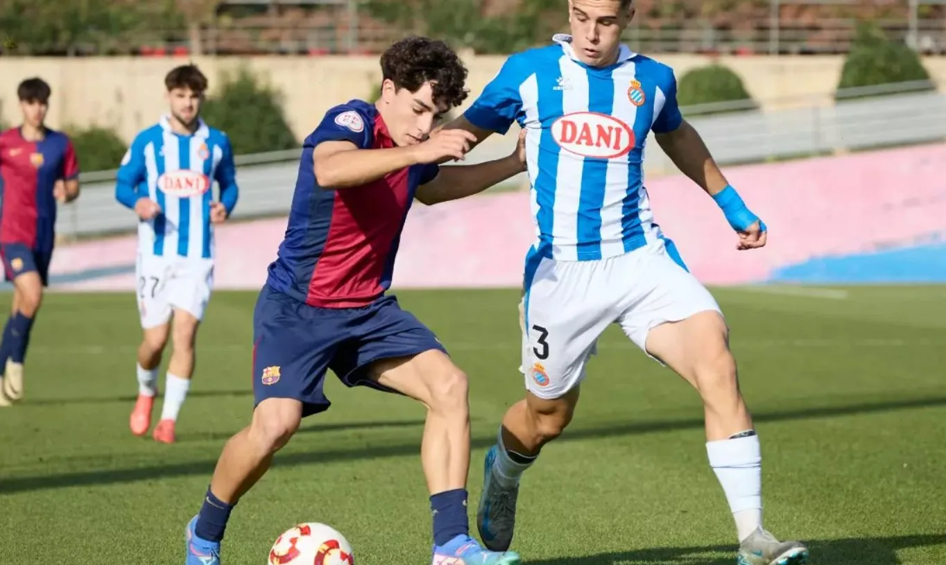 Le manager de Barcelone, Hansi Flick, garde un œil sur l’ailier de 18 ans