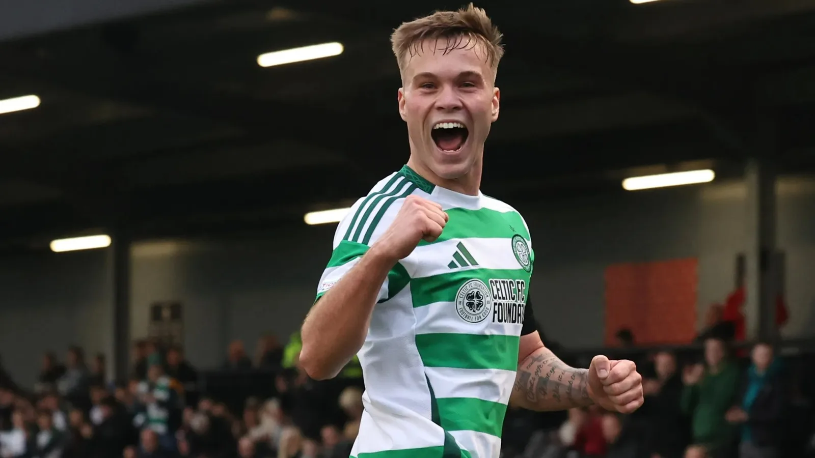 Les équipes de Premier League sont en course aux transferts pour le prodige buteur du Celtic, 18 ans, qui est en fin de contrat depuis quelques mois