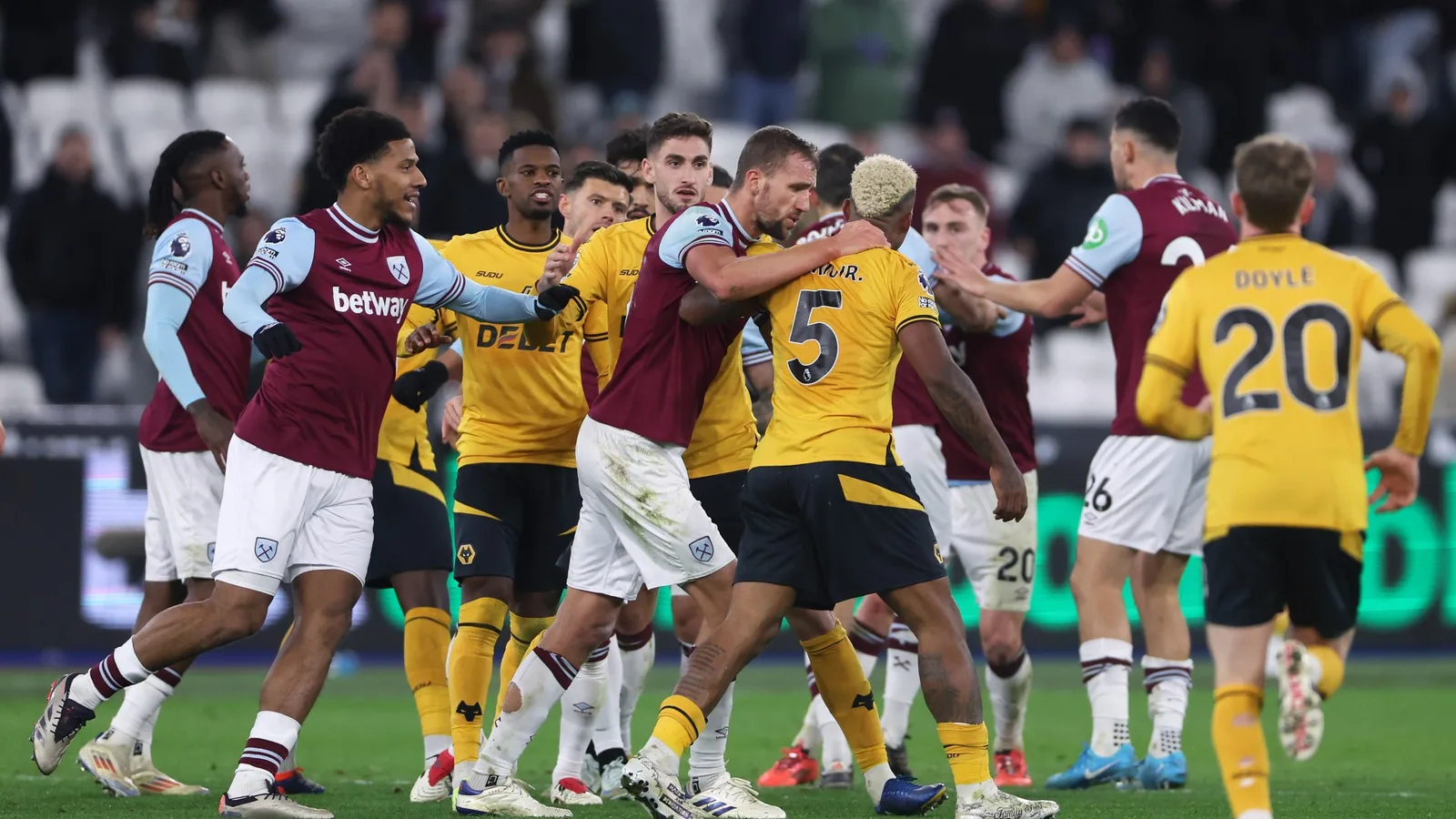 Les combattants de la Premier League privent le milieu de terrain de son poste de capitaine après qu’il ait déclenché une énorme bagarre et bousculé son coéquipier et son entraîneur
