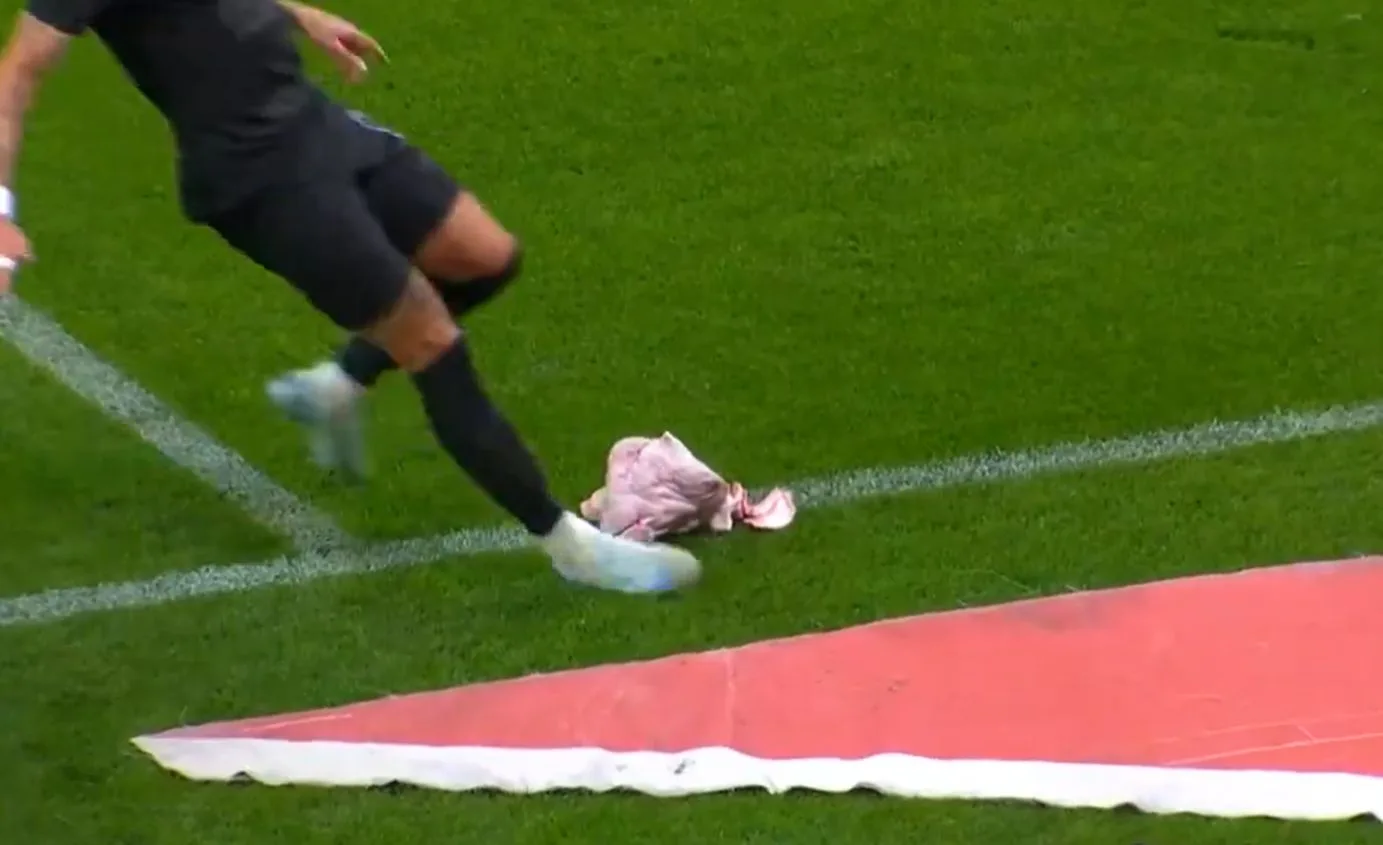 REGARDER: L’incident écoeurant de la tête de cochon de Luis Figo s’est répété au Brésil 22 ans plus tard – et pourquoi