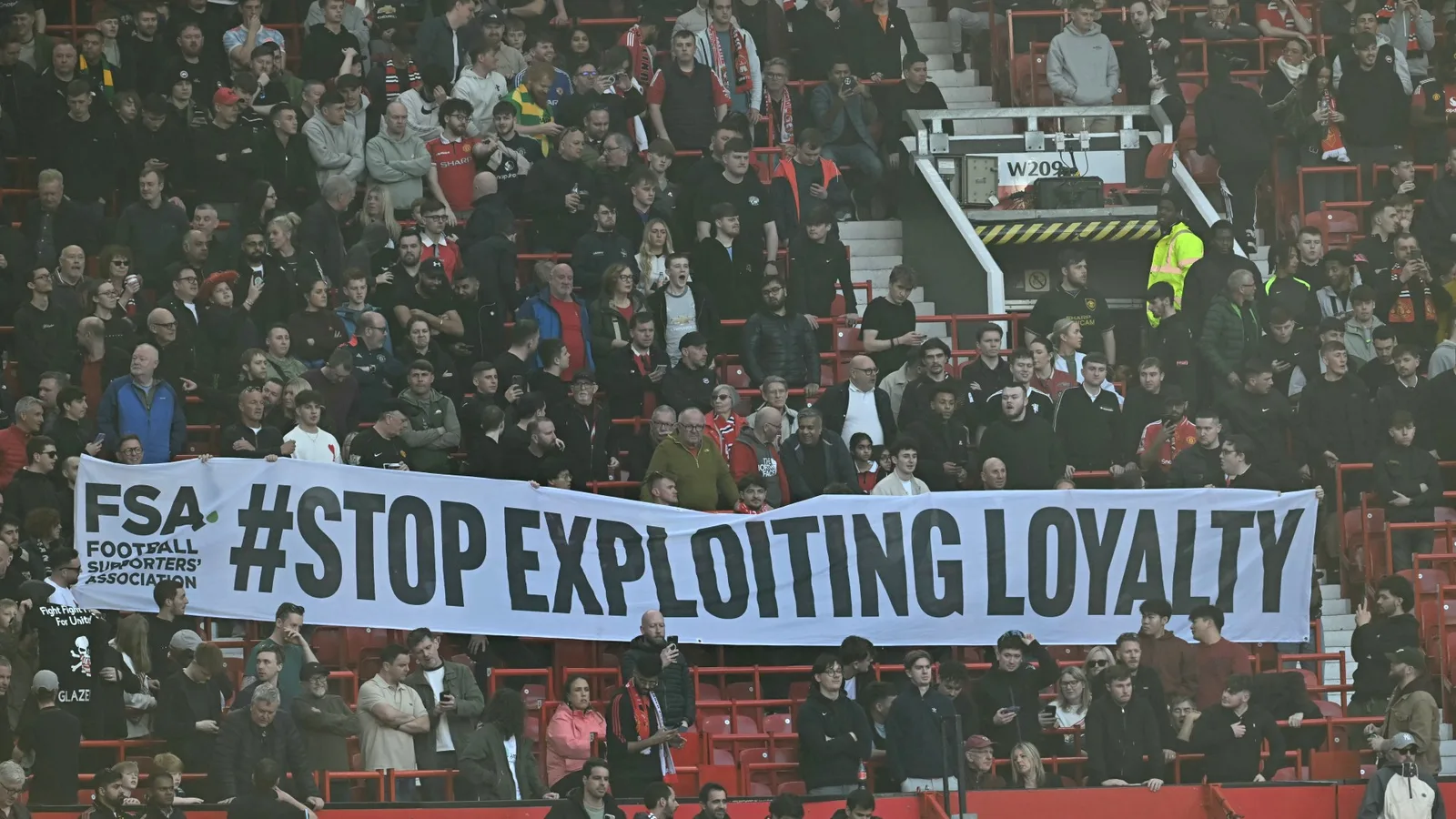 Man Utd a marqué une «honte totale» pour la hausse des prix des billets pour les retraités de 57% pour aider à financer le stade de 2 milliards de livres sterling