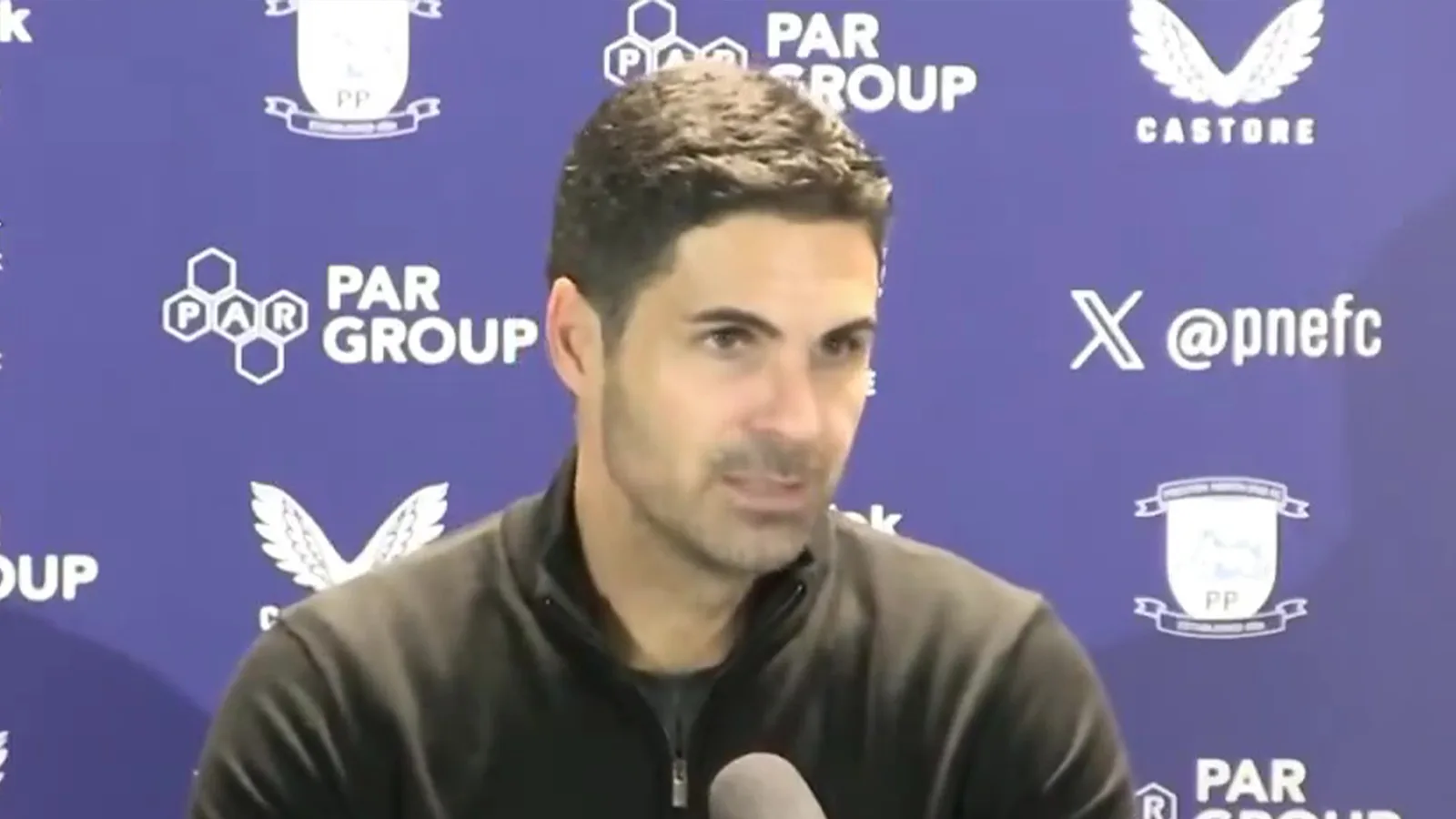 Moment hilarant Mikel Arteta inflige une amende au journaliste lors d’une conférence de presse alors que des règles de discipline brutales s’appliquent à tout le monde