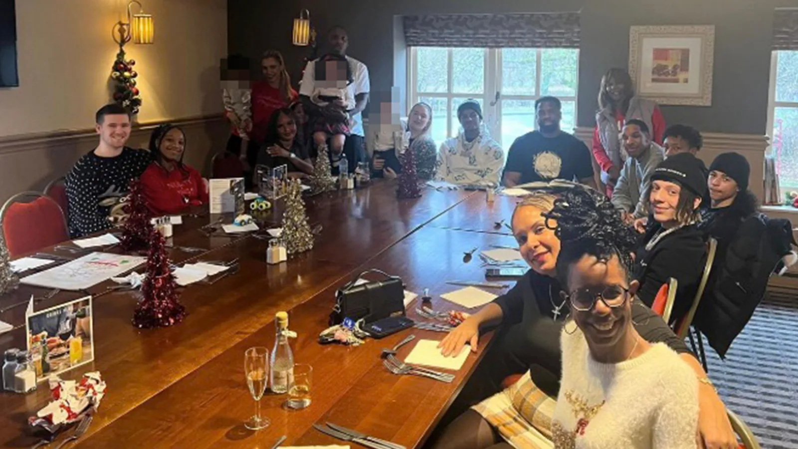 Marcus Rashford profite d’un dîner de Noël avec sa famille, l’avenir de Man Utd étant en suspens après l’admission au « nouveau défi »