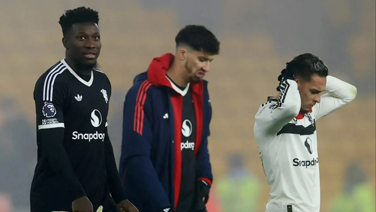 Man Utd flops hué par des fans furieux après une humiliation lamentable 2-0 contre les Wolves leur laisse huit points de relégation