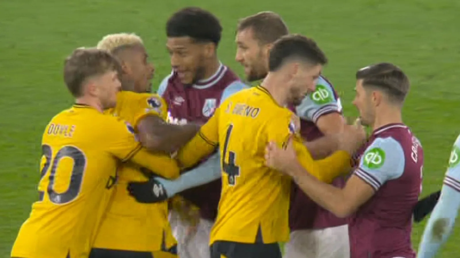 Une énorme bagarre éclate après que West Ham ait battu les Wolves et Bowen jeté au sol alors que les tensions débordent après El Sackico