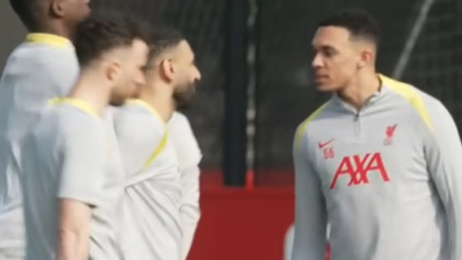 Moment Mo Salah et Trent Alexander-Arnold sont séparés après des nappes apparentes pendant l’entraînement de Liverpool