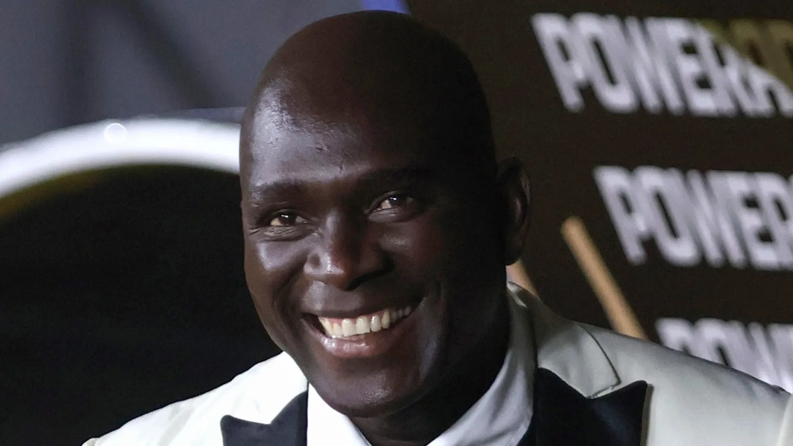 L’ancienne star de la Premier League a surnommé le meilleur manager habillé alors que les fans jaillissent de lui le nouveau James Bond ‘