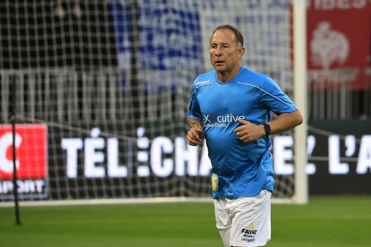 Jean-Pierre Papin reste entraîneur de la réserve de Marseille après les négociations sur la résolution du conflit