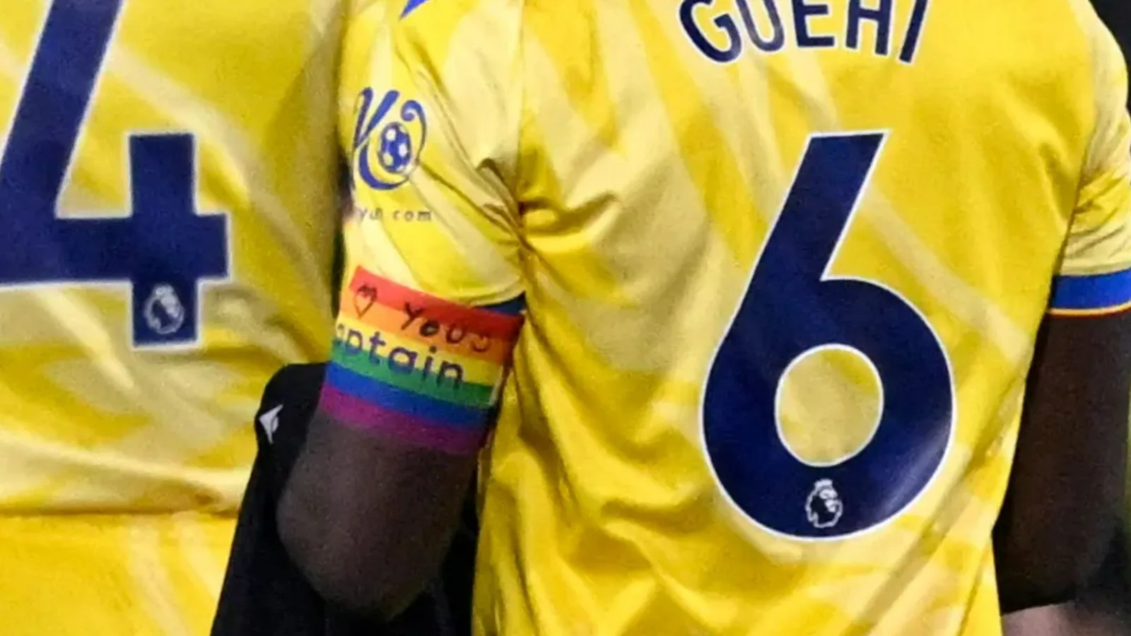 La star de Crystal Palace, Marc Guehi, écrit ENCORE un message sur son brassard de capitaine Rainbow après avoir été interrogé par la FA
