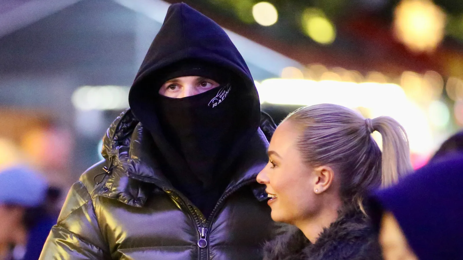 Cole Palmer passe incognito avec une énorme cagoule et une cagoule avec sa petite amie Connie Grace à Winter Wonderland