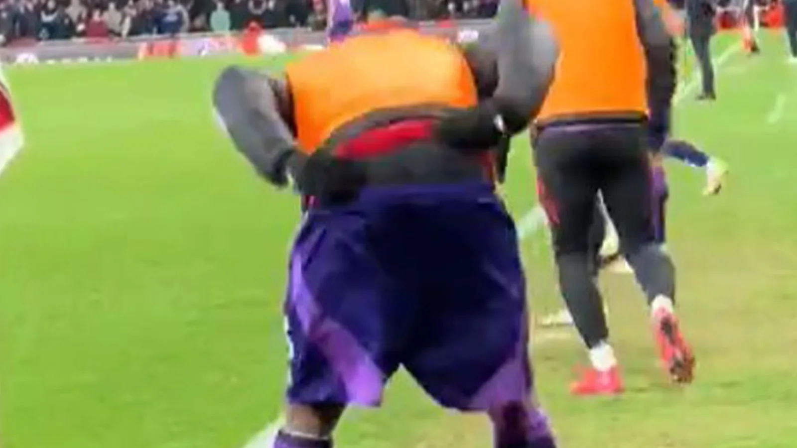 Moment maladroit La star de Fulham montre aux fans d’Arsenal ses fesses au pire moment possible lors de la défaite à Emirates