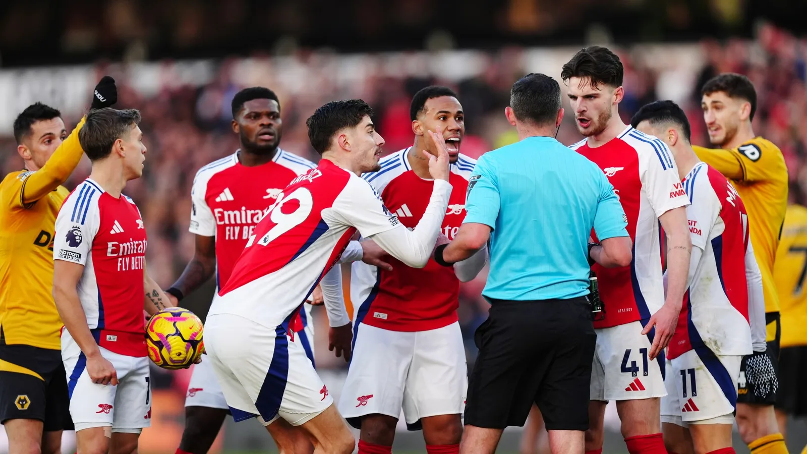 «  C’est risible  », disent que les fans comme Arsenal sont chargés de FA après réaction au carton rouge de Myles Lewis-Skelly contre les Wolves