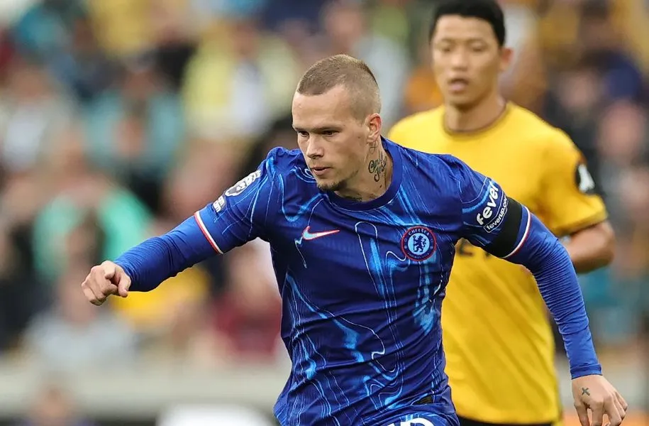 Sevilla regardant le mouvement de style Antony pour Chelsea Outcast