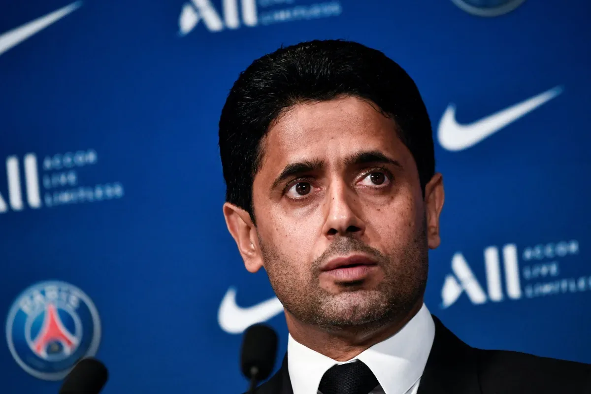 «  Crush They  » – Le président du PSG, Nasser Al-Khelaifi, interagit avec le fan de Manchester City sur London Tube