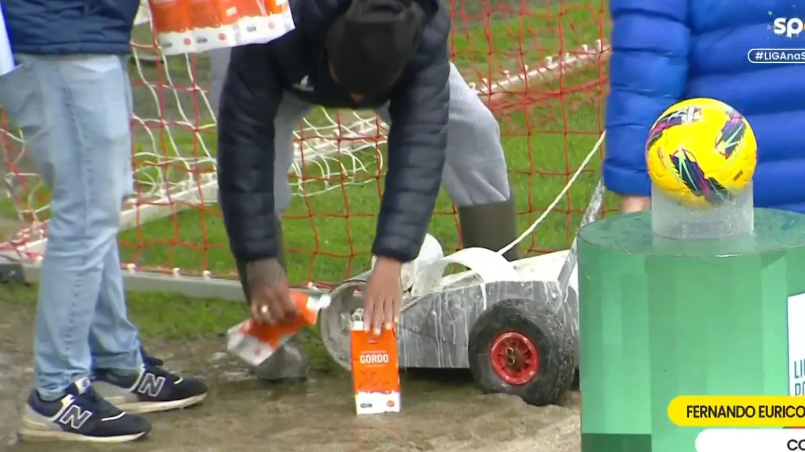 Moment bizarre : un club portugais à court de peinture pour tracer les lignes de but… alors utilisez plutôt MILK