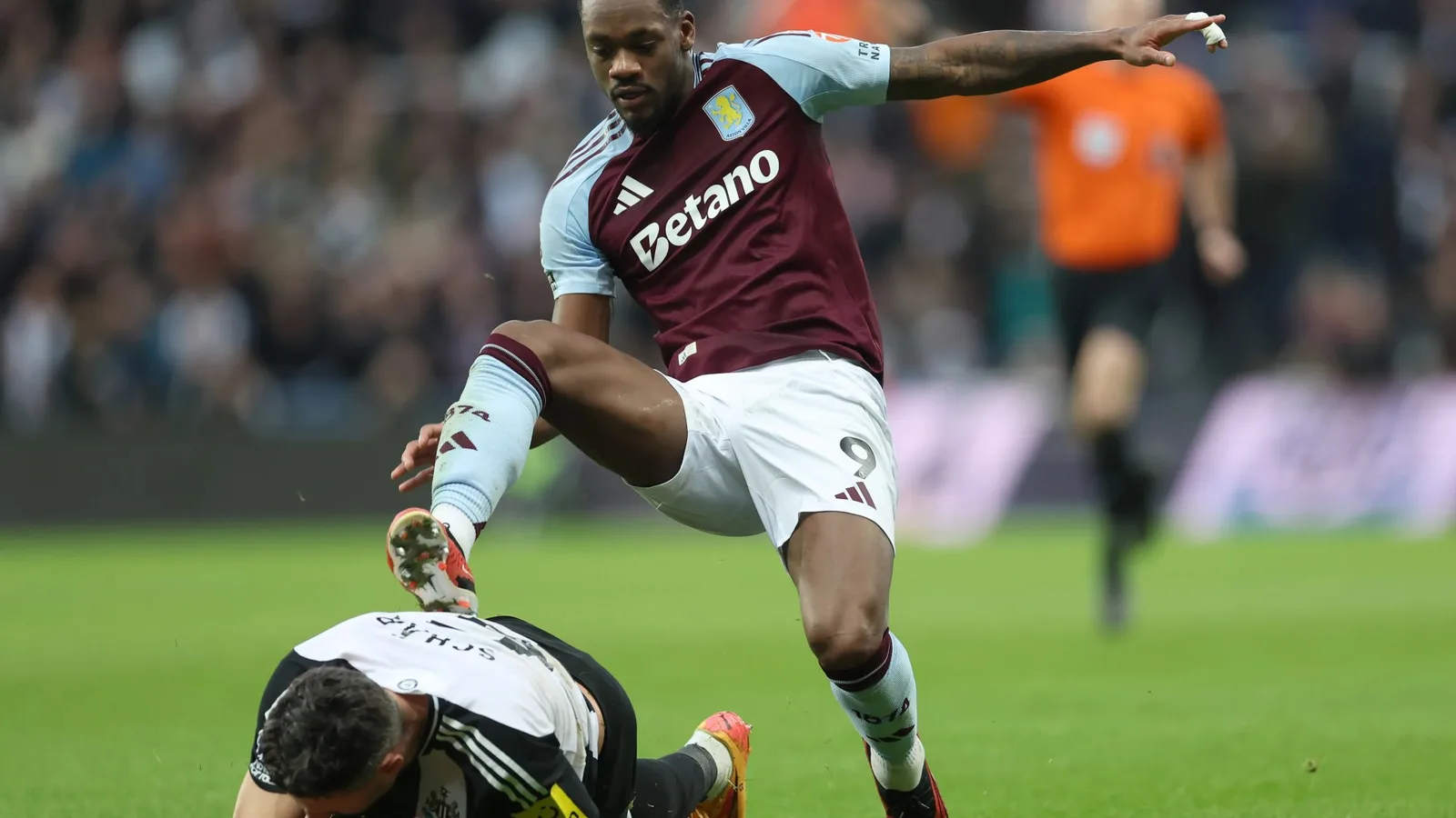 Les chefs d’Aston Villa critiquent la FA pour avoir maintenu l’interdiction de trois matchs de Duran pour carton rouge et remettent en question la « crédibilité » de l’organisation