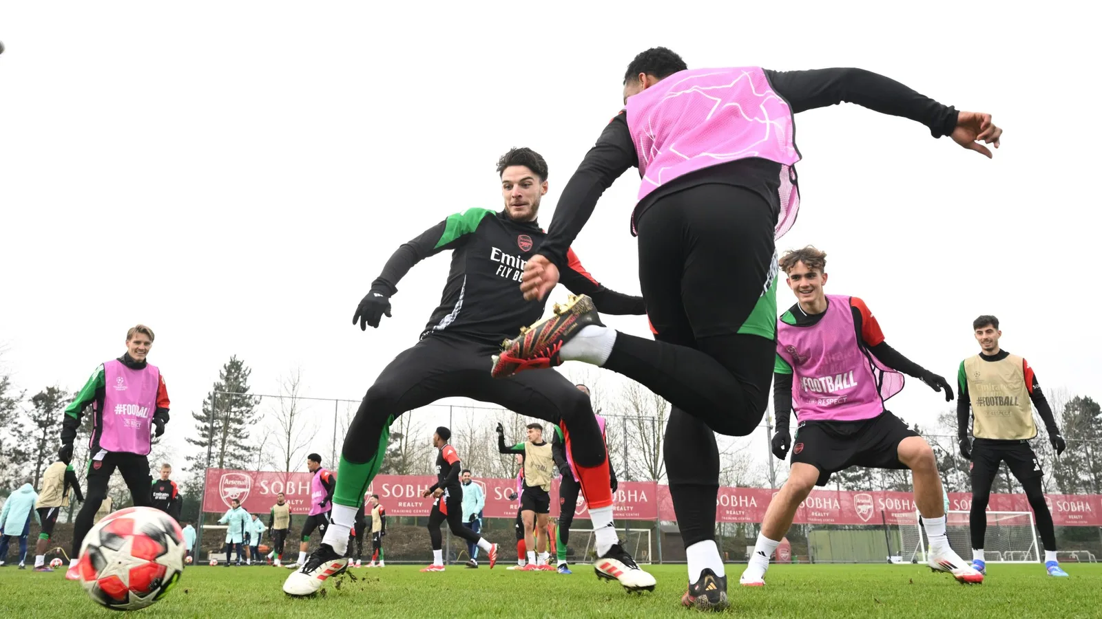 Comment le patron d’Arsenal, Arteta, utilise la MUSIQUE pour motiver ses joueurs avec d’énormes haut-parleurs positionnés autour des terrains d’entraînement