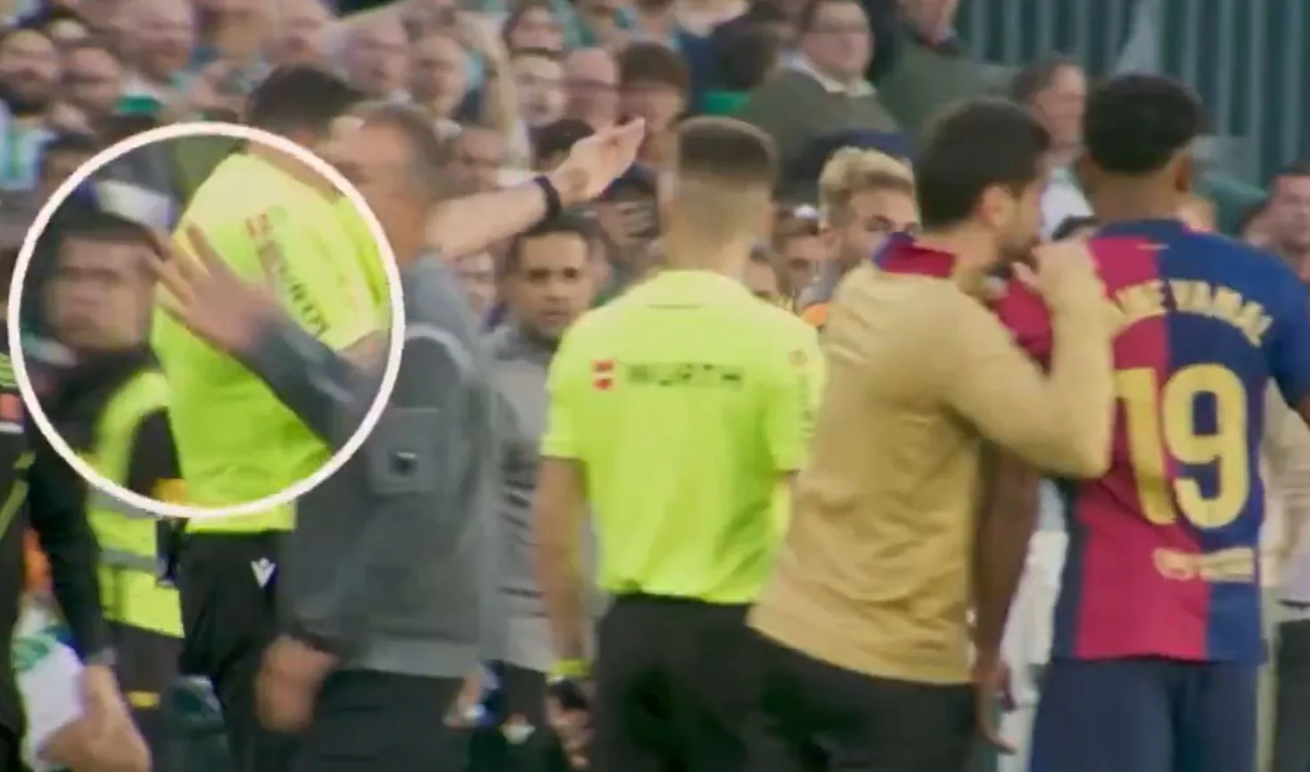 REGARDER: Les fans de Barcelone enragés après la révélation du motif de l’expulsion de Hansi Flick