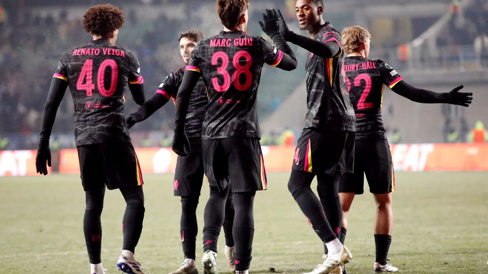 Astana 1 Chelsea 3 : Marc Guiu marque deux fois alors que les jeunes Bleus gagnent dans des conditions -14C avec le gardien obligé de porter un BONNET