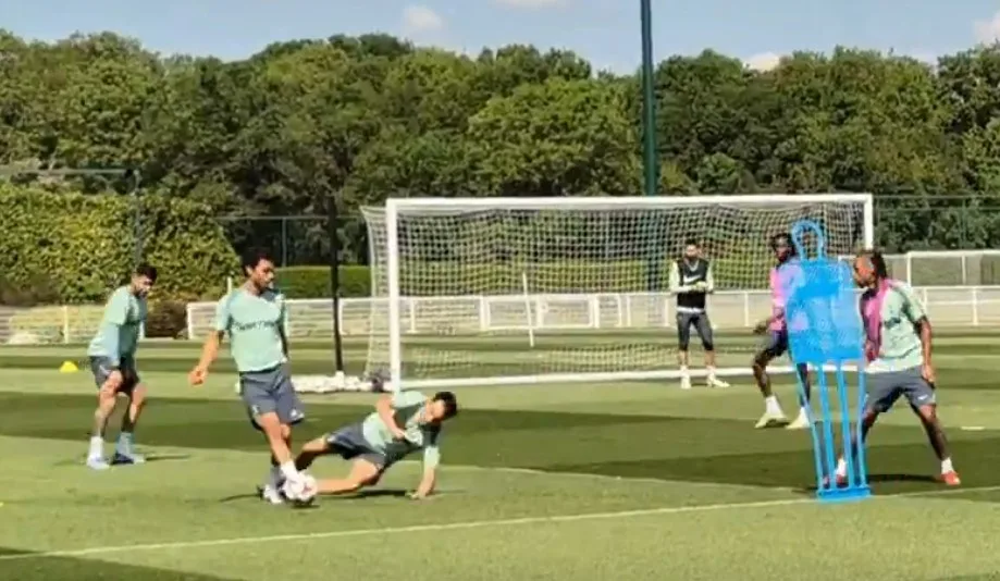 «  Une fois un rouge …  » – Les fans de l’homme Utd ont convaincu la star des Spurs travaillant toujours pour le club après avoir essuyé Brennan Johnson à l’entraînement