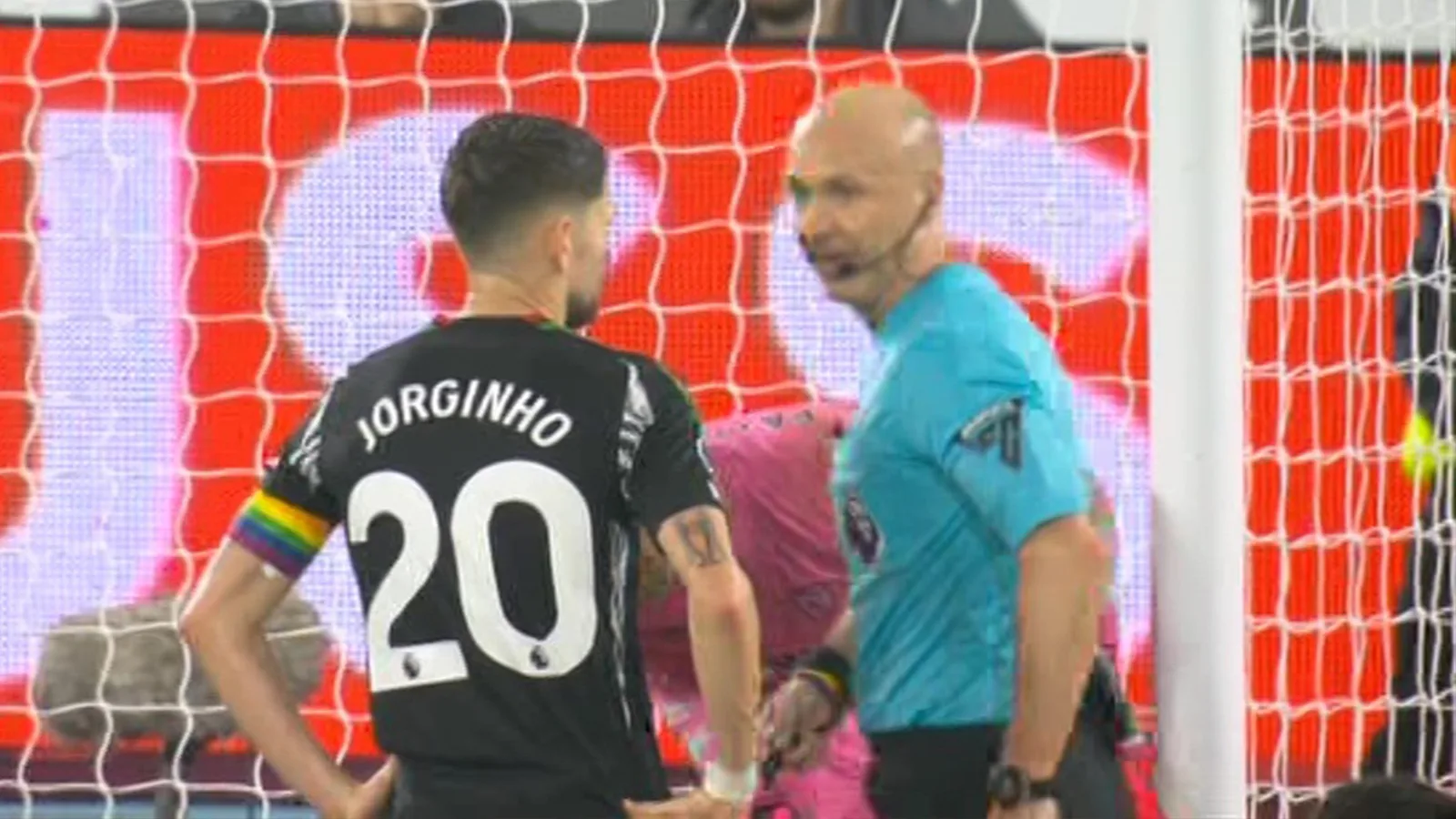 L’arbitre reproche à la star d’Arsenal Jorginho de « sombres arts » sur coup franc alors que les fans plaisantent sur le fait qu’il « s’est transformé en Ben White »