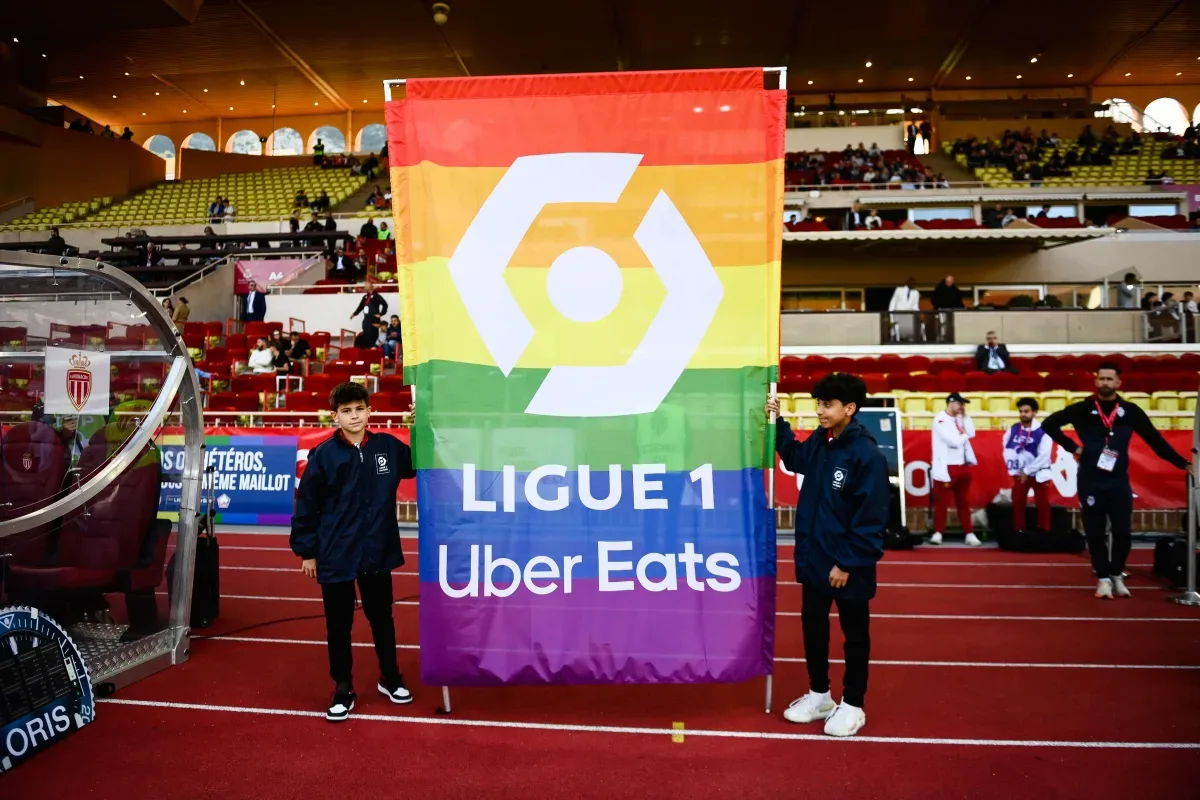 Joueurs de la Ligue 1 suspendus pour l’opposition de la campagne anti-homophobie