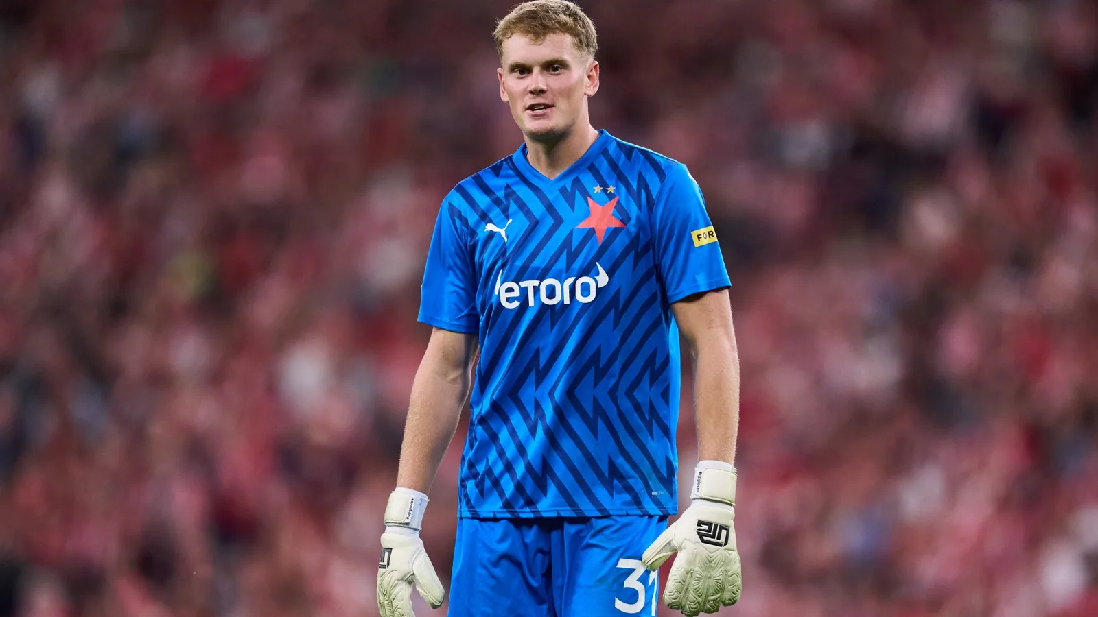Le nouveau venu de Tottenham, Antonin Kinsky, a époustouflé les entraîneurs, est comparé à Petr Cech et a un père célèbre ancien footballeur