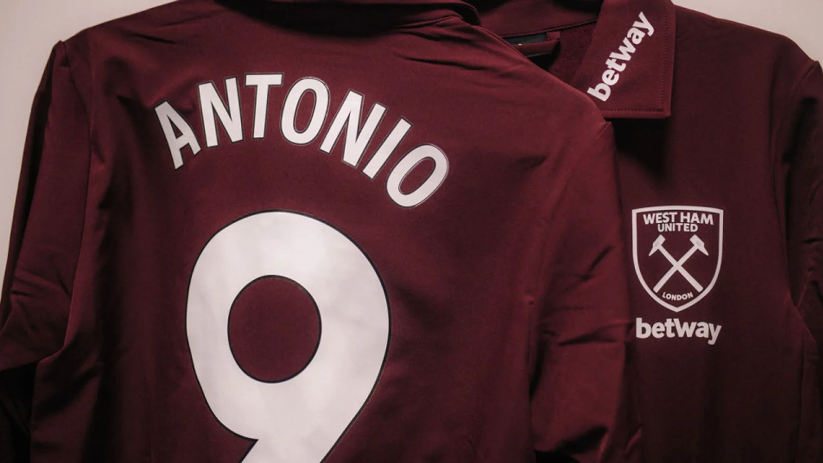 West Ham sortira avec des chemises de Michail Antonio après le terrifiant accident de voiture de la star des Hammers et s’engage à collecter des fonds pour le NHS