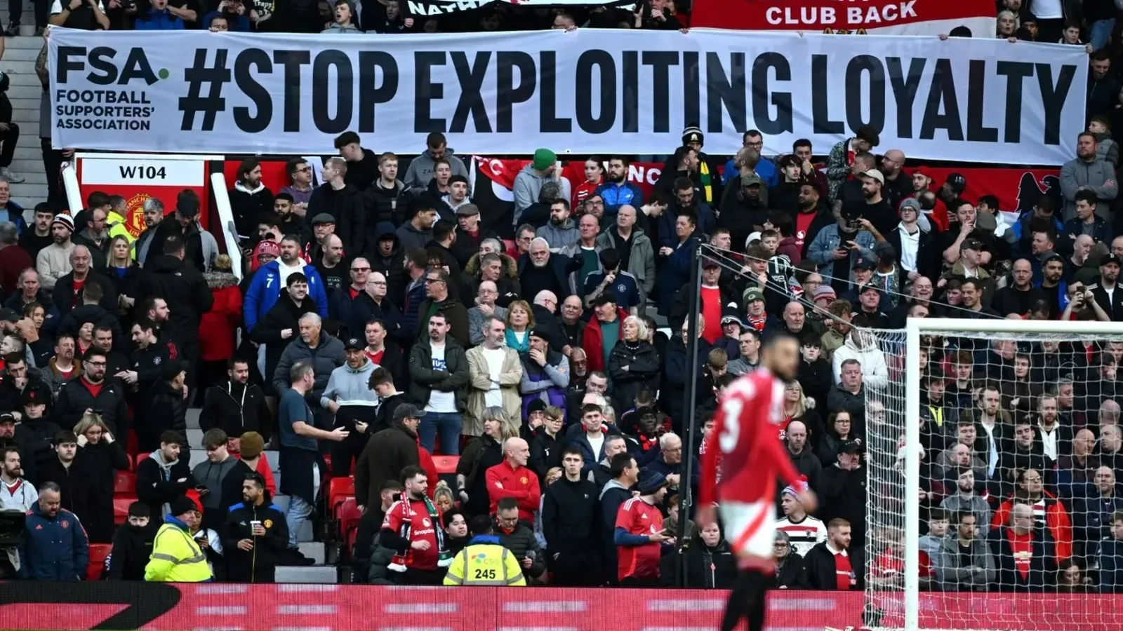 Man Utd est obligé d’apporter des modifications à la vente de billets qui sont « inouïes », car la hausse des prix détestée « se retourne contre lui massivement »