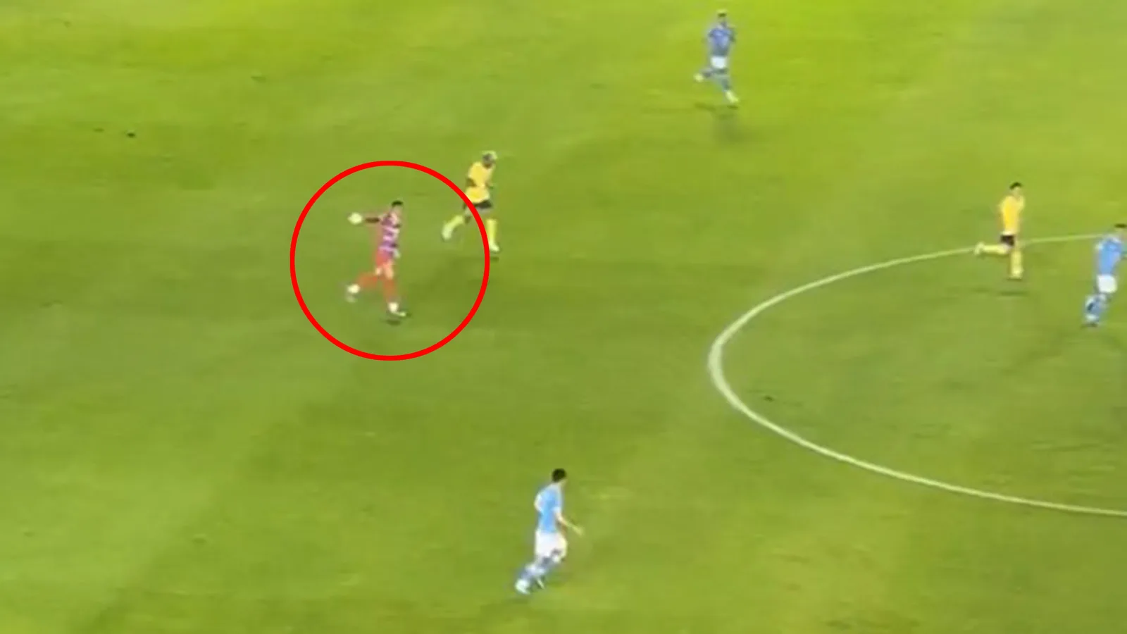 Un gardien erratique recherché lors d’un transfert en Premier League joue le rôle de DEFENDER dans une vidéo « folle » alors que les fans craignent le pire s’il bouge