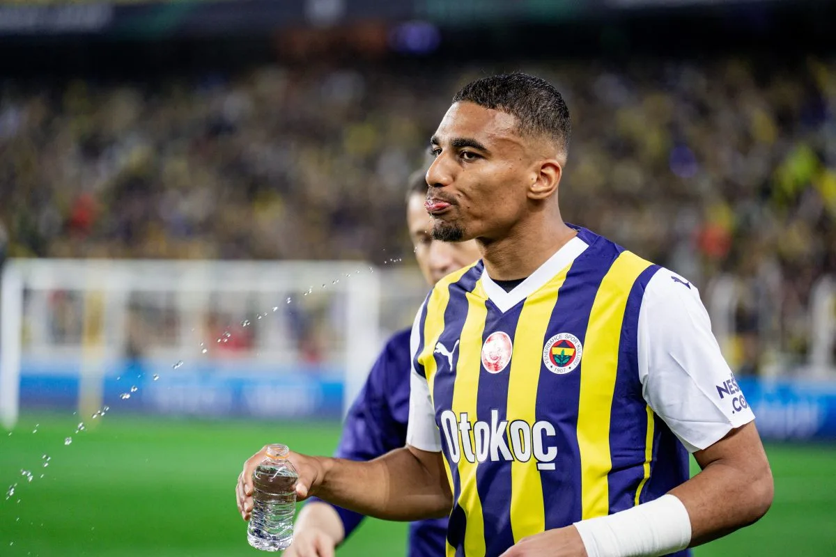 Rennes intéressé à signer Alexander Djiku de Fenerbahçe