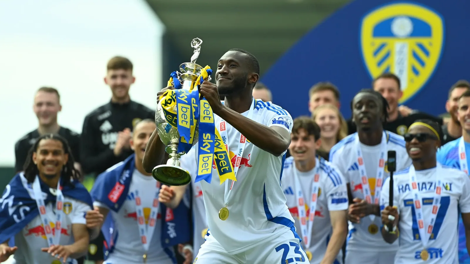 Leeds libére onze stars après la promotion en Premier League, dont l’ancien milieu de terrain de l’Atletico Madrid