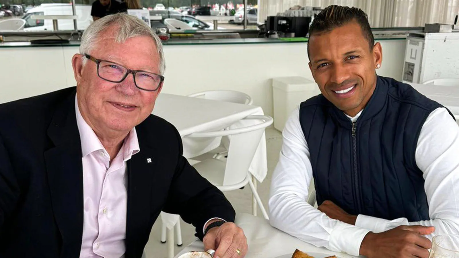 Sir Alex Ferguson retrouve le héros culte de Man Utd, 38 ans, en vacances au Portugal quelques jours seulement après que la star ait pris sa retraite du football