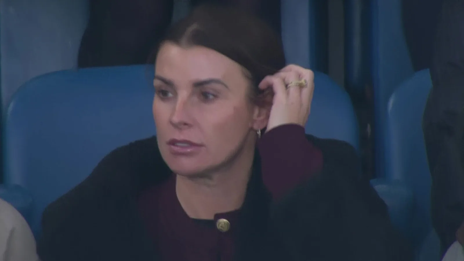 Coleen Rooney n’a pas l’air impressionnée alors qu’elle assiste à la défaite d’Everton… alors que son mari Wayne perd également à nouveau